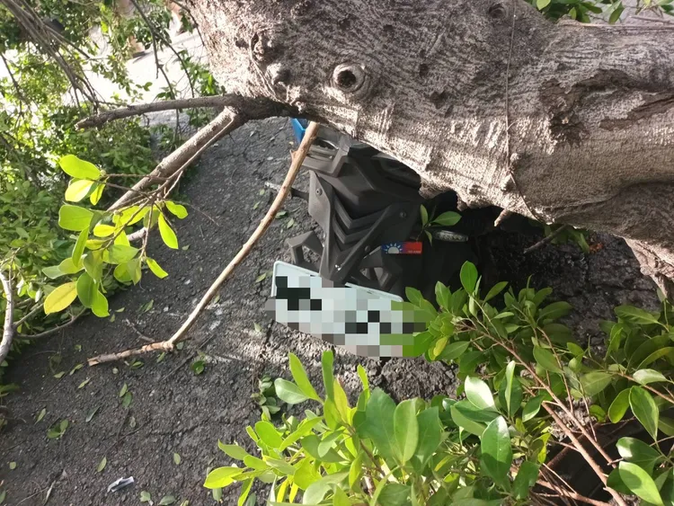 有2輛機車經過遭波及，幸騎士皆輕傷。讀者提供