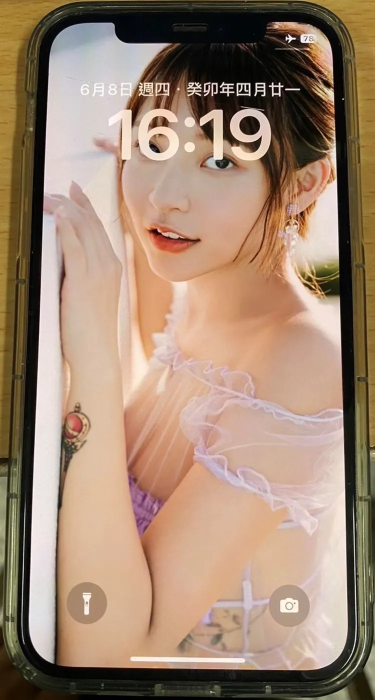 嫌犯將林襄寫真當作手機桌布。翻攝畫面