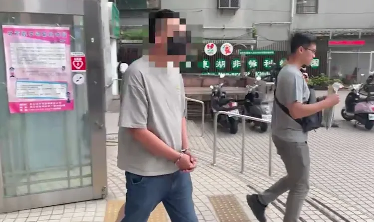 游男遭警方移送。翻攝畫面