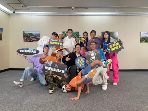 台北市長蔣萬安技癢想練地板動作　下一秒工作人員手刀阻止「你還有會要開」