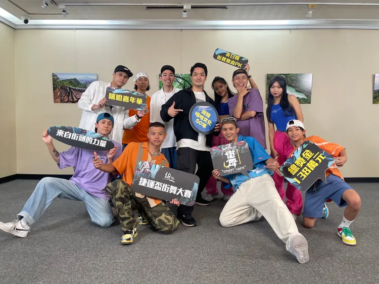 蔣萬安與年輕舞者開心同台。寬寬整合行銷提供