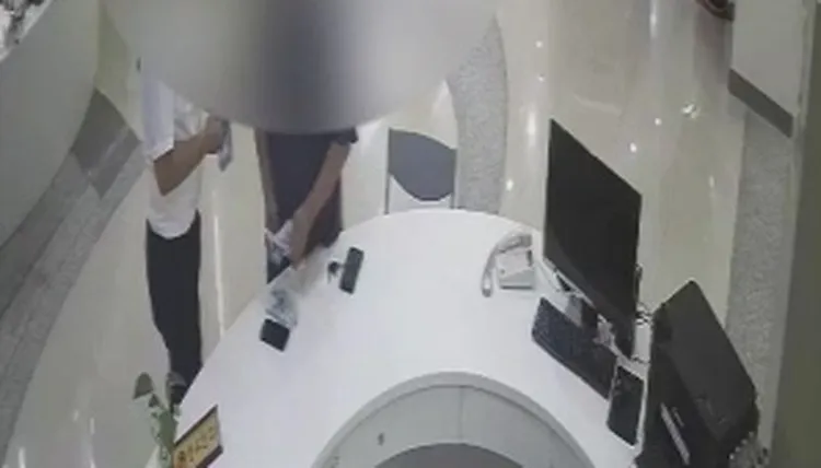 羅姓、林姓2位民眾帶著在路上撿到的大把千元鈔，送交派出所。民眾提供