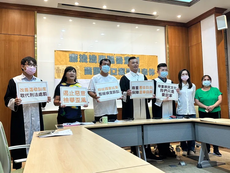 伍麗華於記者會中邀請當事人說明。潘袁詩羽攝