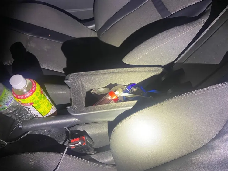 車上查獲吸食器等物。大園警分局提供