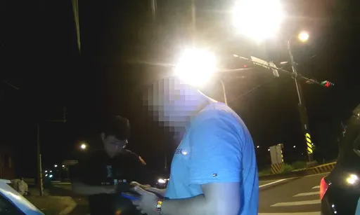 停紅燈壓線被查出車牌不相符 駕駛下車受檢口袋這包東西讓他GG了