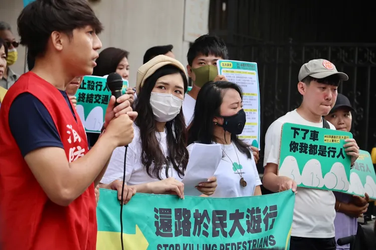 消防員權益促進會理事張詠惟(紅衣者)。林林攝