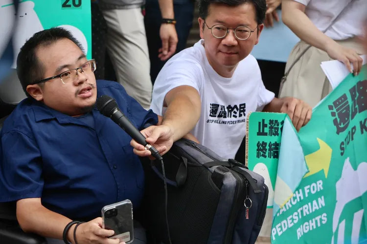 台灣身心障礙者自立生活聯盟Yukih·Pupuy(藍衣者)。林林攝