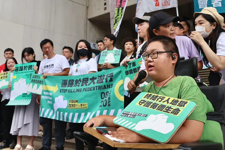 台灣障礙者權益促進會副秘書長劉于濟(綠衣者)。林林攝