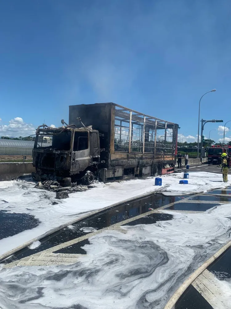 大貨車燒得僅剩骨架。翻攝畫面