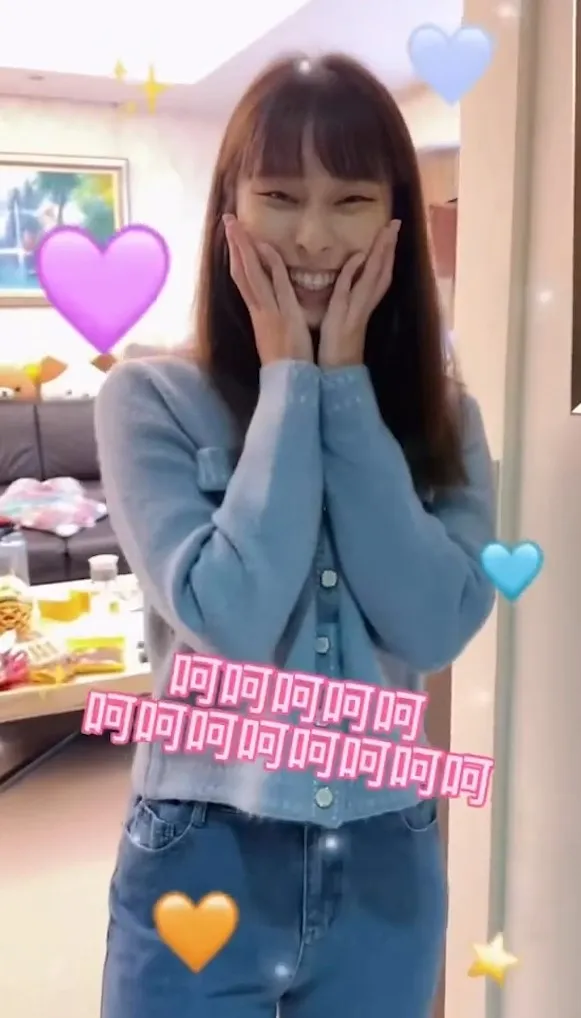 姐姐被妹妹哄得超開心。IG@maokeli01 提供
