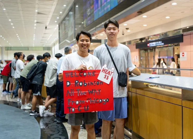 球迷在場接機。   阿舍食品提供