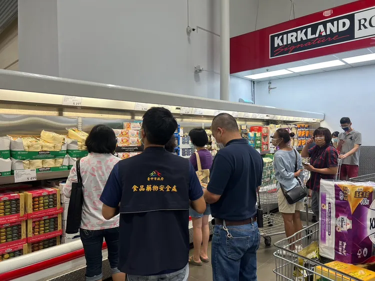 台中市食安處稽查好市多賣場。食安處提供