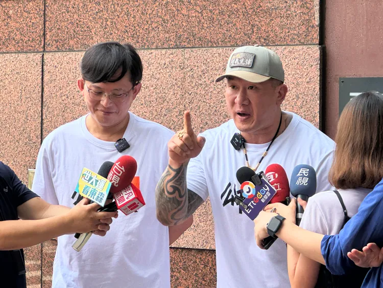 陳之漢（右）在民進黨中央黨部憤而開嗆偏綠節目。潘袁詩羽攝