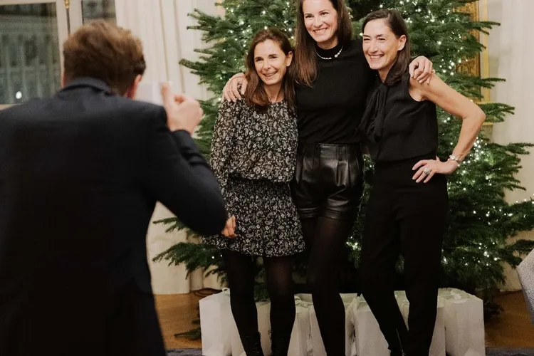 BOUCHERON總裁Hélène Poulit-Duquesne（右）及創意總監Claire Choisne（中）。翻攝