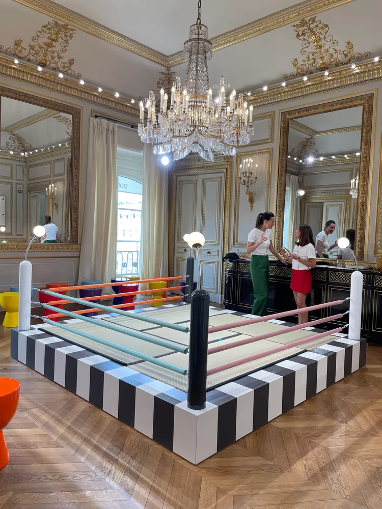 現場擺設的裝置，復刻了日本當代藝術家梅田正德的「擂台」作品，呼應啟發系列的孟菲斯風格。陳張眾攝