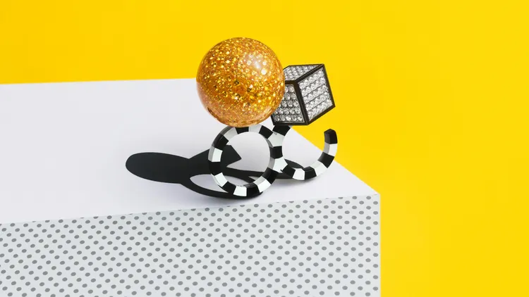 This is not a Ring戒指，採用鑽石、黃色剛玉、白水晶，搭配以樹酯、鈦金屬和18K白金塑造出的立體骨架。品牌提供