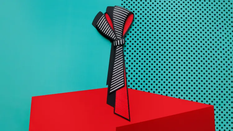 Tie the Knot蝴蝶結髮飾，亦可作為胸針佩戴，材質為紅色生物醋酸纖維和鎂，表面鑲嵌鑽石。品牌提供