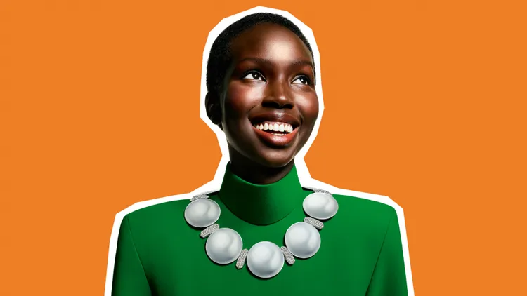 Pearl Soap Bubble項鍊中成串的大型「超薄珍珠」，是將用珍珠母貝粉塗飾的鋁製底座再加裝上弧形藍寶石水晶玻璃所達成的效果。品牌提供