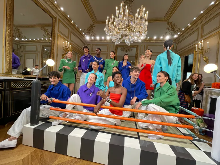 佩戴More is More高級珠寶系列新作的模特兒，齊聚擂台上隨音樂擺動，印證了系列背後的歡快氛圍。品牌提供