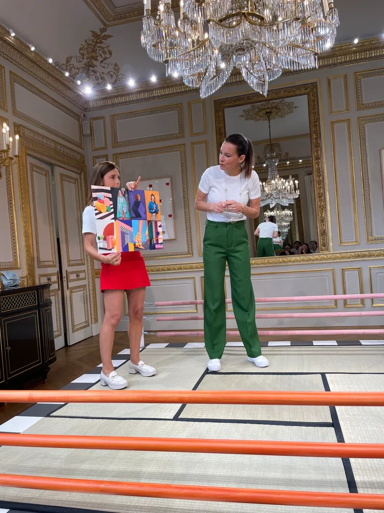 BOUCHERON創意總監Claire Choisne（右）親自講解她此次的靈感板，帶出環繞著製造珍貴歡愉氛圍的主題。陳張眾攝