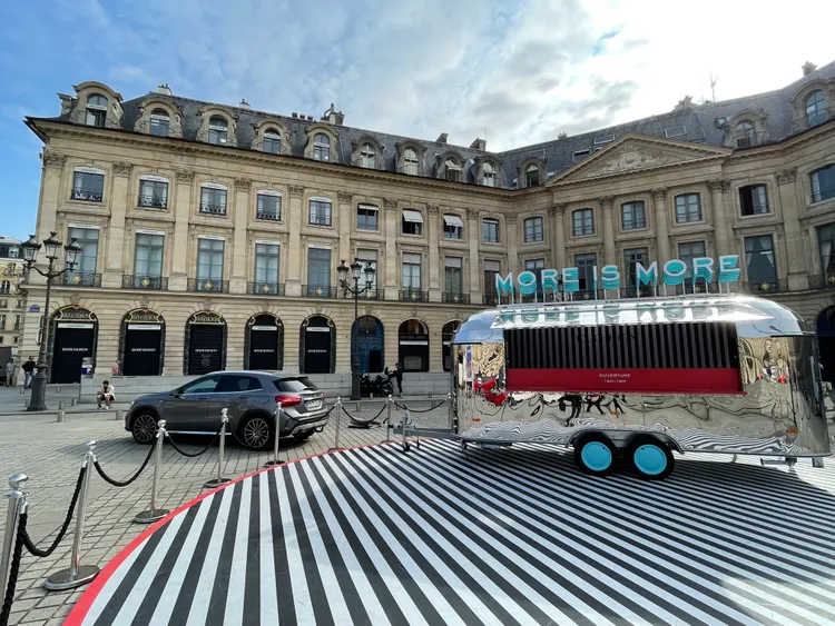 BOUCHERON選在芳登廣場26號旗艦店作為發表會場，更因應新系列面世在廣場中央架設了More is More主題的行動餐車。陳張眾攝