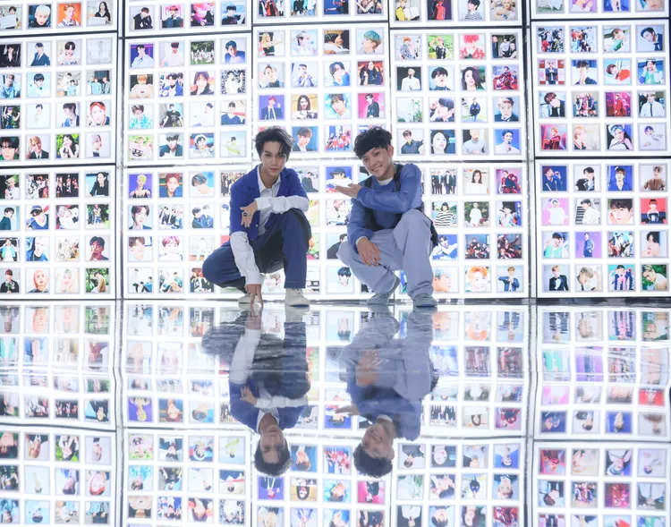 源少年與69名韓團成員合影。寬宏藝術提供