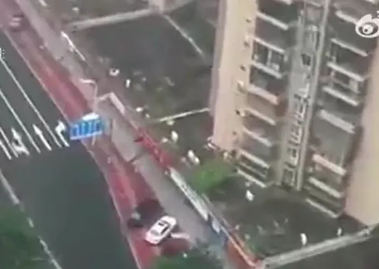 一座大樓前空地上全是被吹落的冷氣室外機。翻攝微博