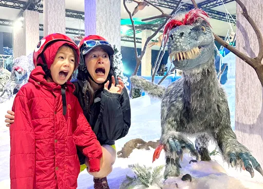 Janet一家人逛展　2子見會動恐龍一真實反應