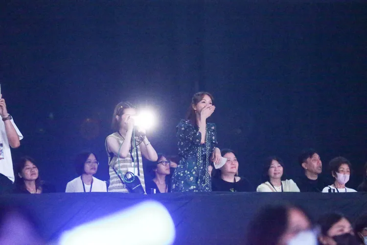 林志玲站起來摀住嘴巴。陳薇安攝