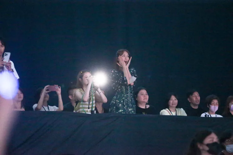 林志玲嗨到站起來捧頰。陳薇安攝