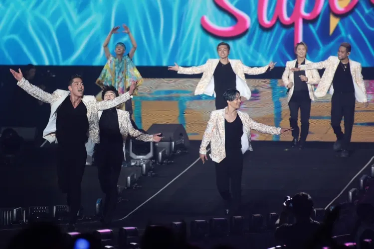 AKIRA（前排左起）帶TETSUYA、KENCHI、SHOKICHI（後排左起）、TAKAHIRO、NESMITH來台演出。讀者提供