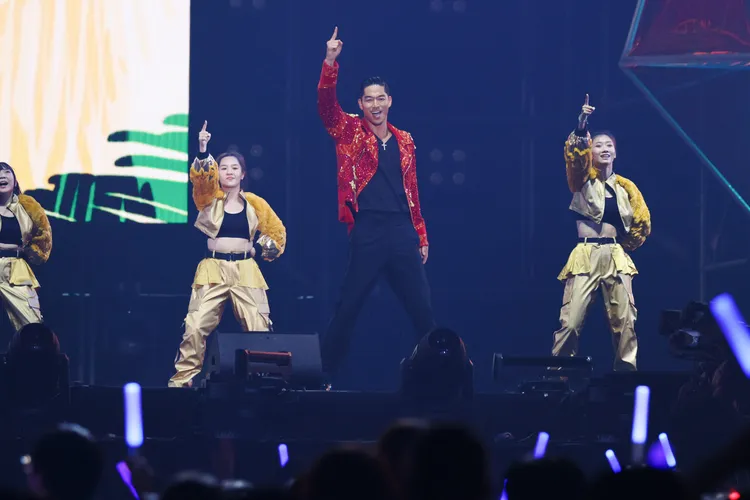 AKIRA帥氣登場。相信音樂提供