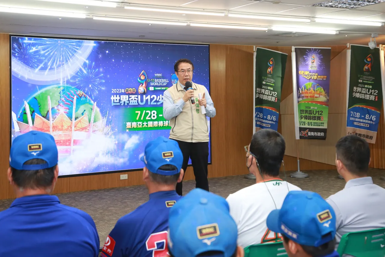 黃偉哲鼓勵選手們拿下最高榮譽,力拚世界排名第三。市府提供