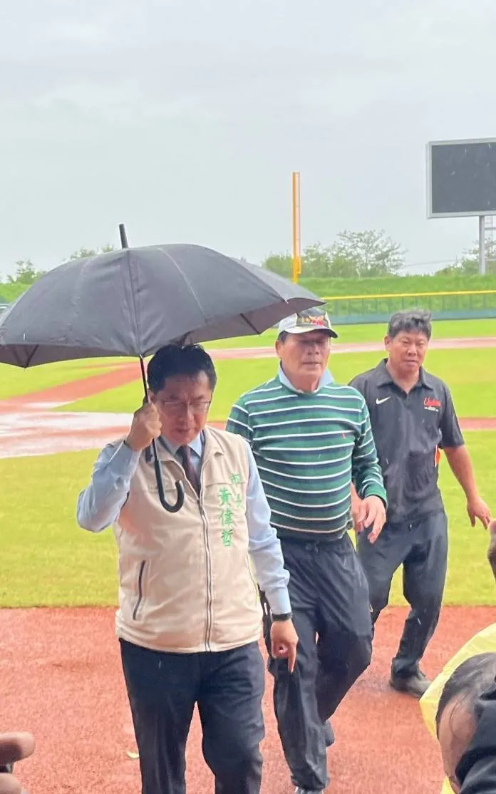 市長黃偉哲前往勘查少棒賽場地。市府提供