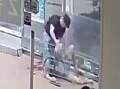 趙善在街頭刺殺陌生人，過程遭監視器拍下。翻攝網路