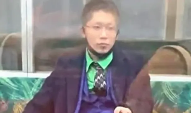 服部打扮成電影中「小丑」的裝扮，在電車車廂內吸菸。翻攝推特