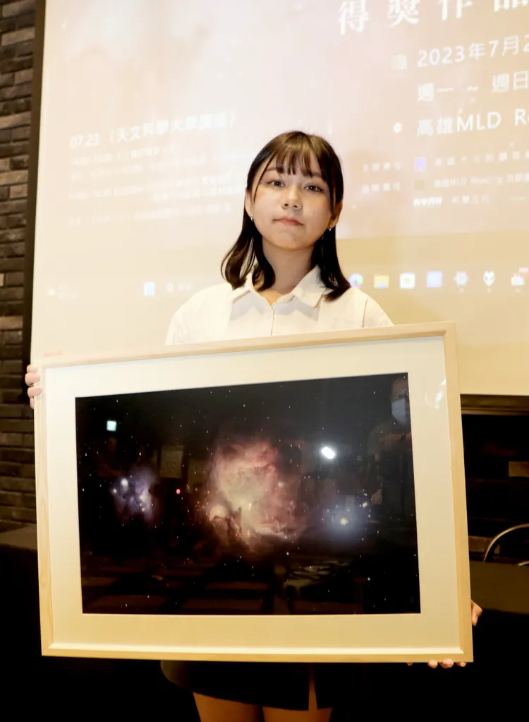 高雄前鎮高中林姿妤拍攝M42獵戶座大星雲「熾」，獲追蹤攝影類一等獎。教育局提供