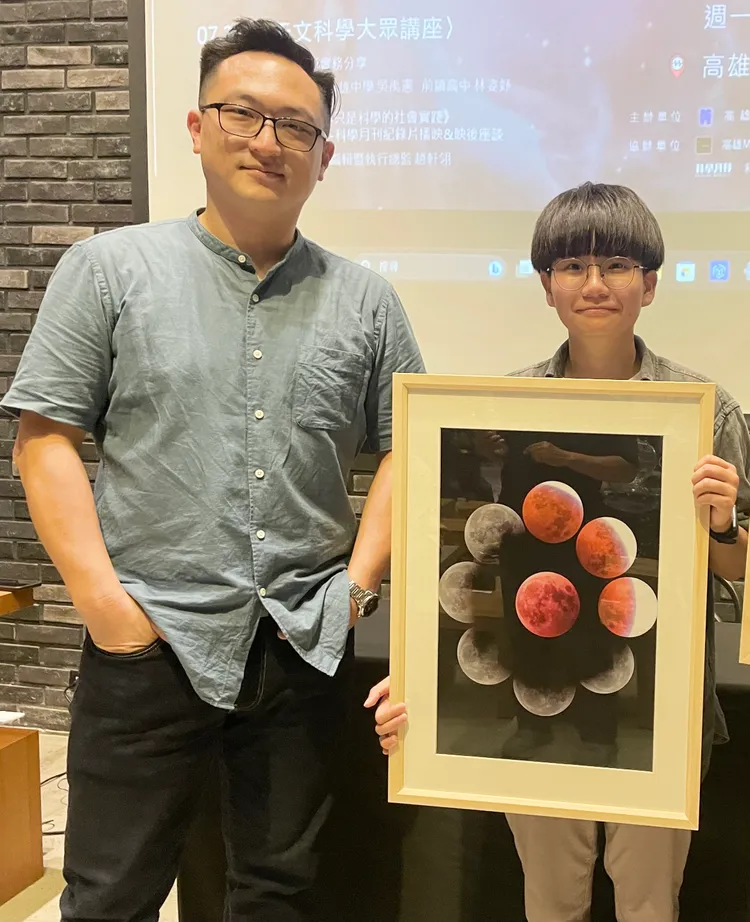 台南新豐高中陳咨妤（右）記錄了千年一遇的「2022年11月8日-月全食掩天王星」事件，獲評審團大獎、專題記錄類一等獎。教育局提供