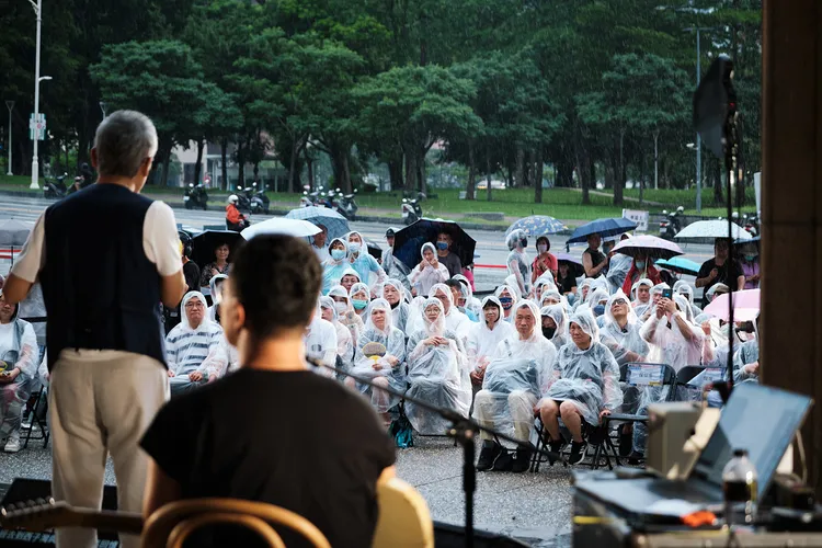 羅大佑高雄開講遇雷電暴雨，歌迷穿雨衣不離不棄。大右音樂提供