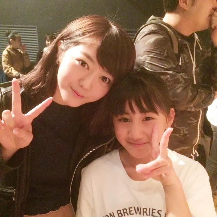 富永紗菜（右）昔日與前來欣賞舞台劇的峯岸南合照。翻攝富永紗菜IG