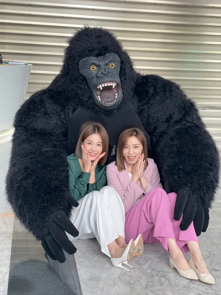 蘇晏霈（左）、王瞳開心和網路火紅的金剛陣頭合影。民視提供