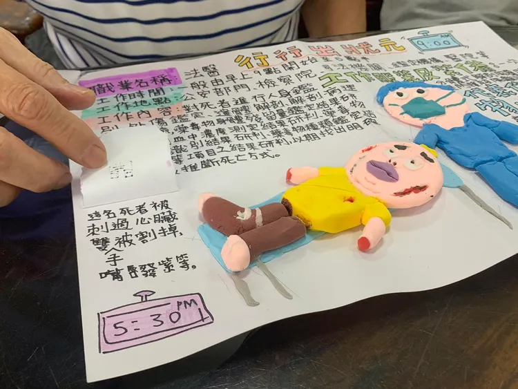 女童以黏土神還原高大成解剖鑑識現場，大體上的傷勢細節都鉅細靡遺。翻攝自高大成臉書