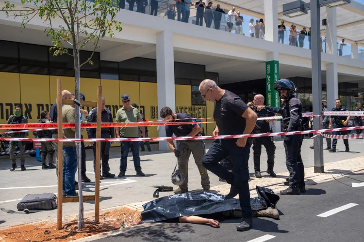 一名男子在以色列大城特拉維夫開車衝撞人群後下車持刀刺傷民眾，隨後遭現場一名攜槍民眾擊斃。美聯社