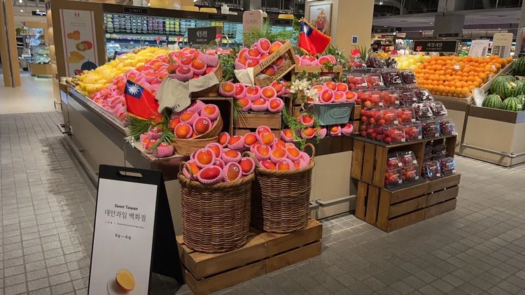 台南芒果在韓國超市通路上架。市府提供