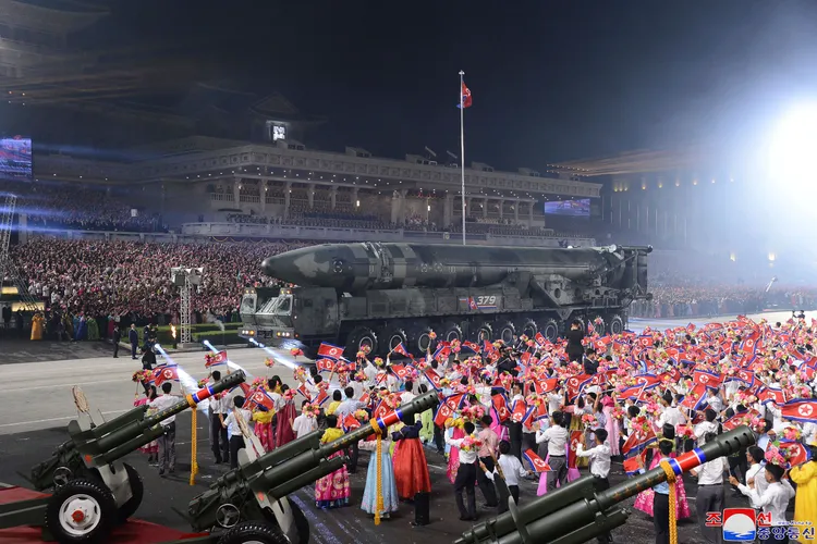 使用液態燃料的火星-17洲際飛彈。美聯社/朝中社