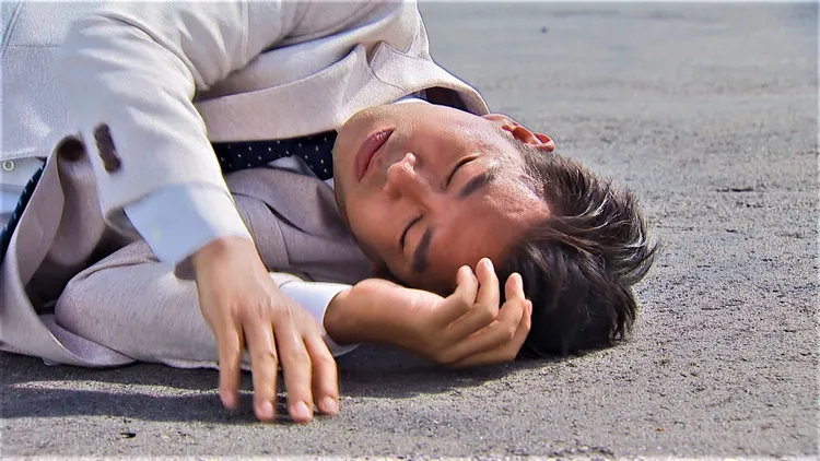 謝承均躺柏油路上快燙焦。三立提供