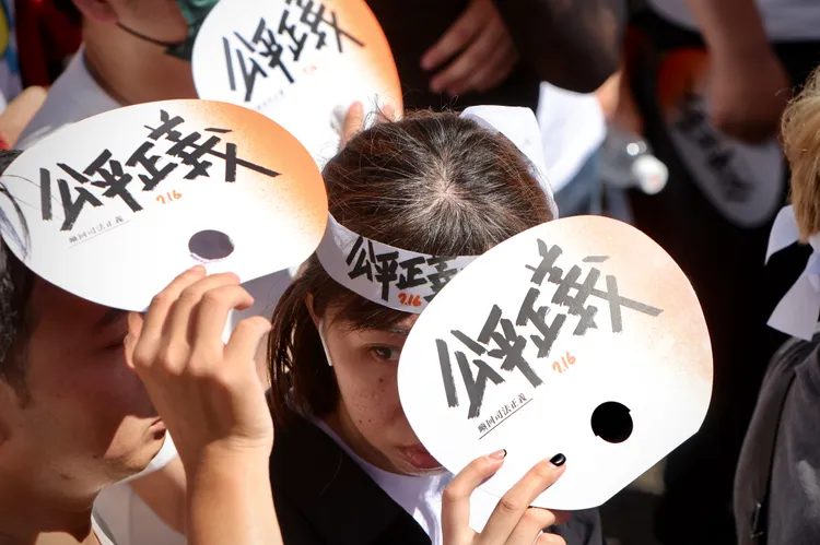 大批民眾頂著大太陽到場支持活動。林林攝