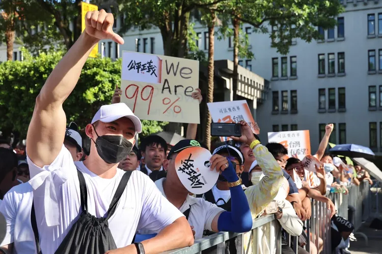 不滿政治人物的發言也立馬比倒讚。林林攝