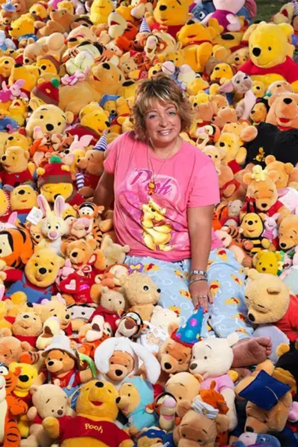 美國女子與她2萬多件的維尼收藏，也有穿戴產品。金氏世界紀錄