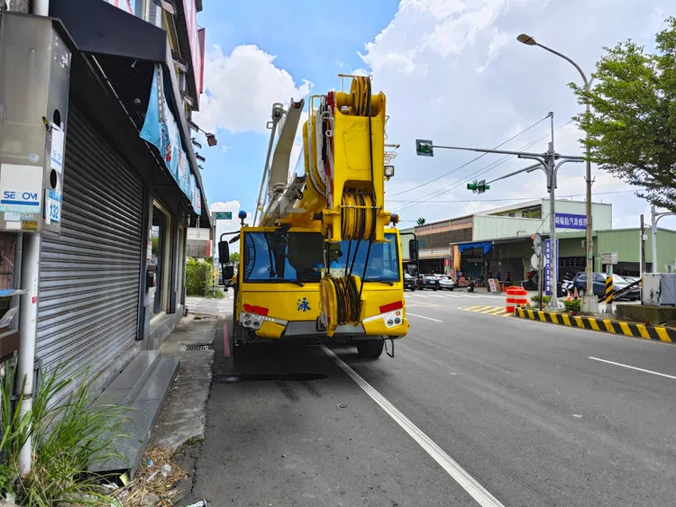 肇事的移動式起重機。平鎮警分局提供
